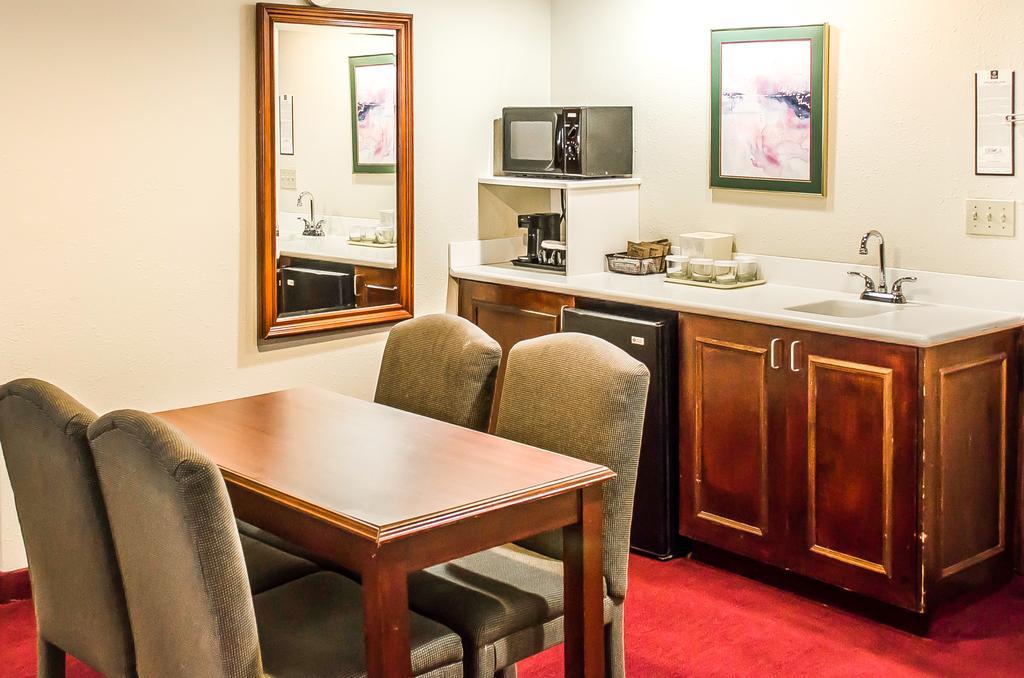 Norwood Inn Hudson Экстерьер фото
