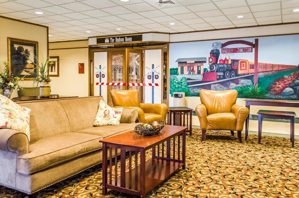 Norwood Inn Hudson Экстерьер фото